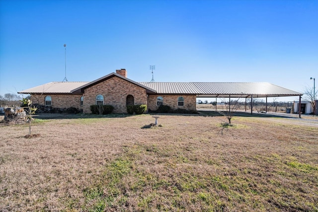 view of front facade featuring a front lawn