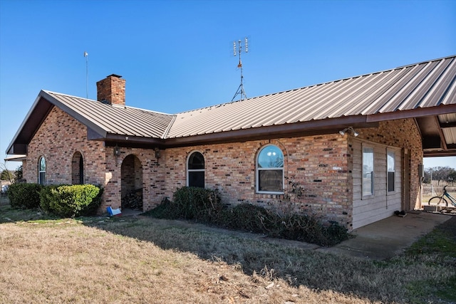 exterior space featuring a front lawn