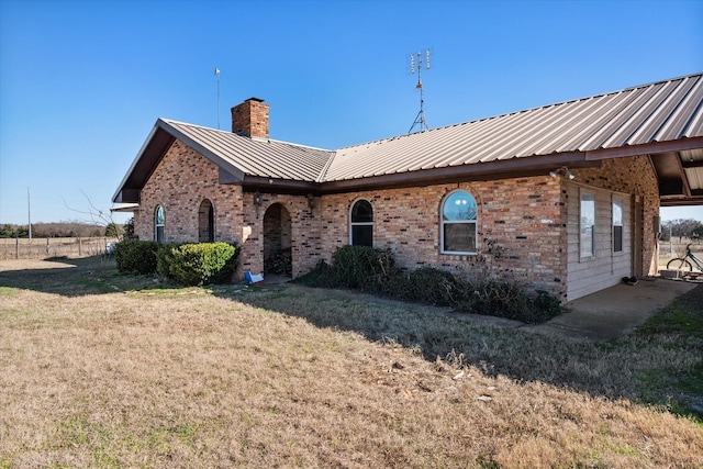 view of front of house featuring a front yard