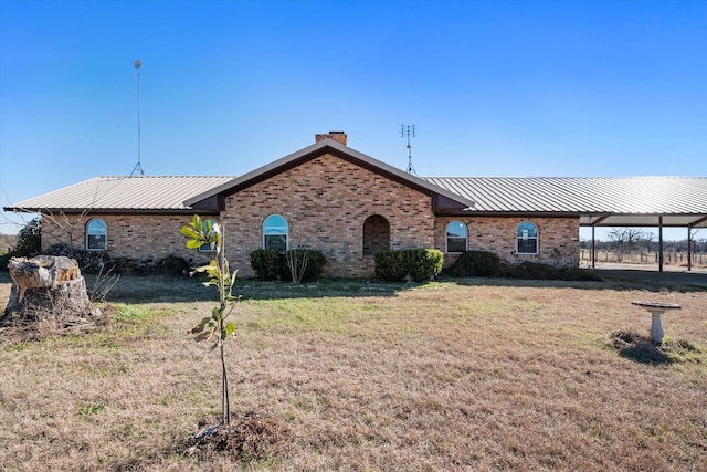 view of front of house with a carport and a front yard