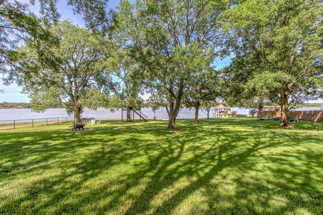 view of yard featuring a water view