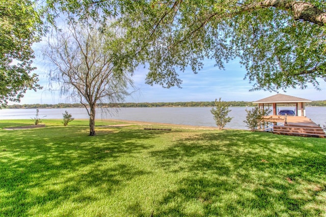 view of yard featuring a water view