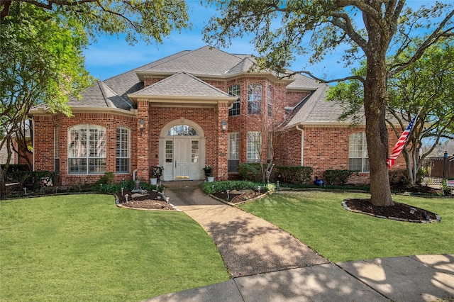 front of property with a front lawn