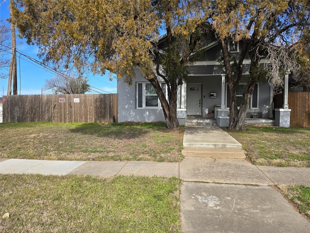 view of front of house featuring a front lawn