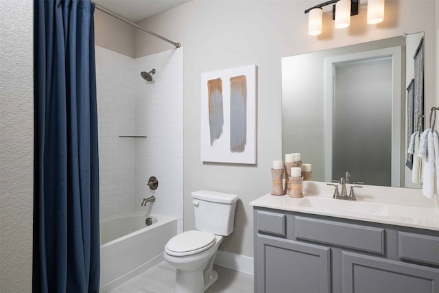 full bath with shower / bath combination with curtain, baseboards, vanity, and toilet