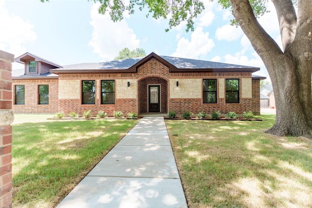 view of front facade featuring a front yard