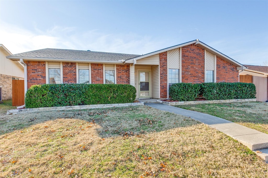 ranch-style home featuring a front yard