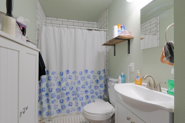 bathroom featuring a shower with curtain, vanity, and toilet