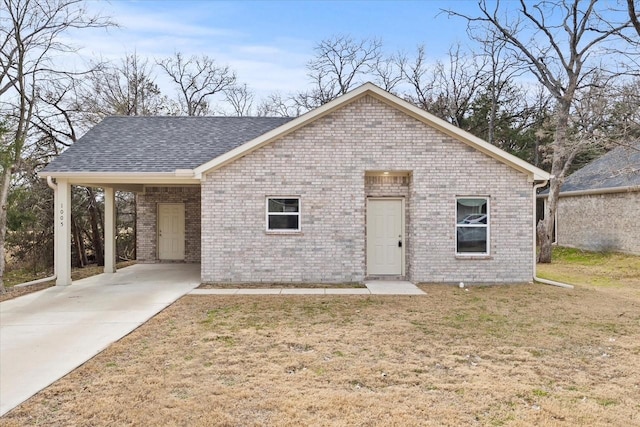 view of front of property featuring a front yard and a carport