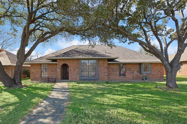 view of front of house featuring a front yard