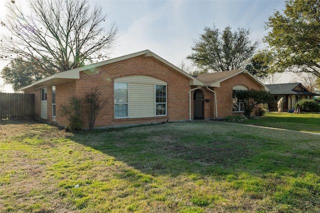 single story home featuring a front lawn