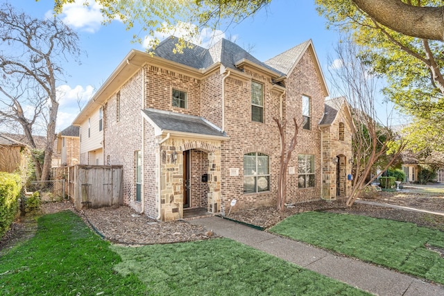 view of front of house featuring a front lawn