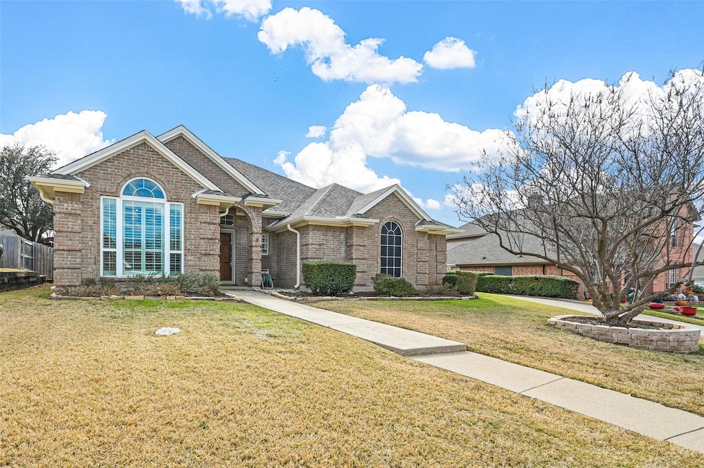 view of front of property with a front yard