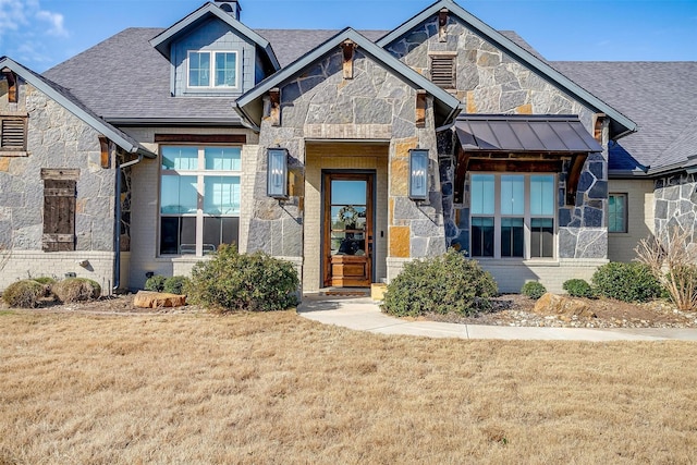 view of front of home featuring a front lawn