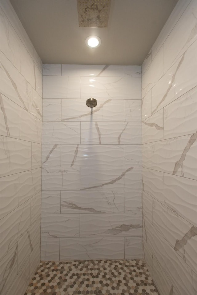 bathroom featuring a tile shower