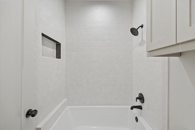 bathroom featuring tiled shower / bath combo