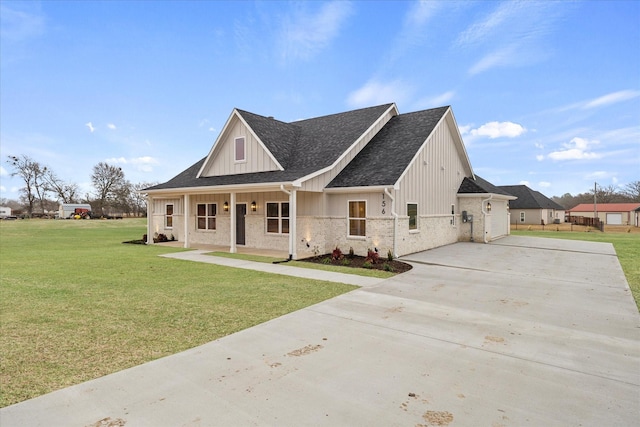 view of front of house featuring a front yard