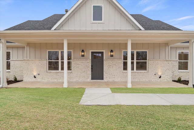 view of front of home featuring a front yard