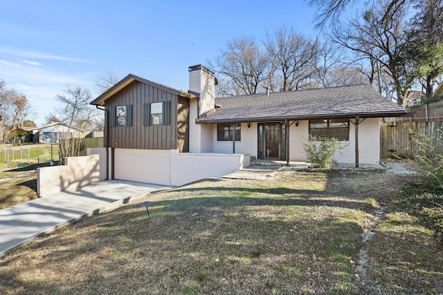 view of front of property featuring a front yard