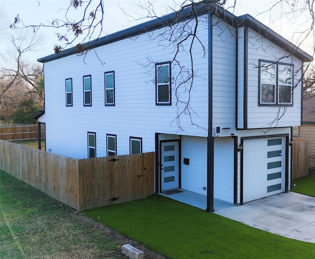 view of front of home featuring a garage and a front yard