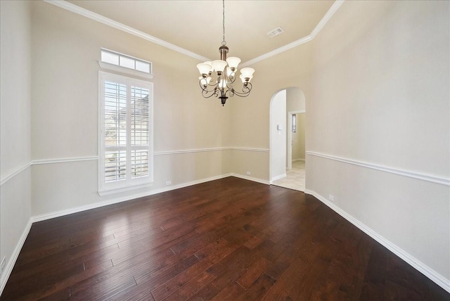 unfurnished room with arched walkways, a chandelier, wood finished floors, baseboards, and ornamental molding