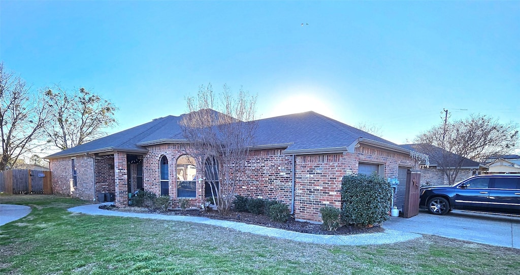 view of front facade featuring a garage and a front yard