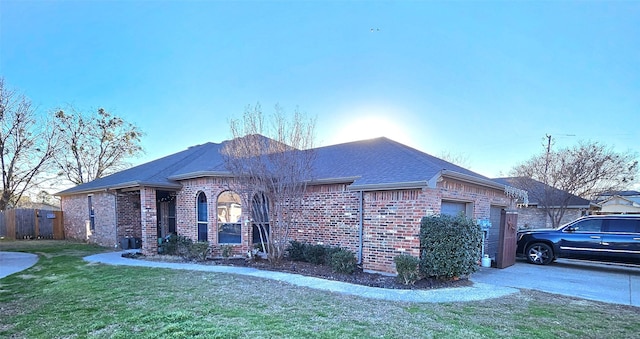 view of front facade featuring a garage and a front yard