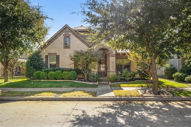 view of front of home featuring a front lawn