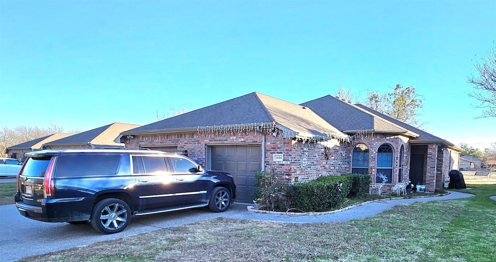 view of front facade with a garage and a front lawn