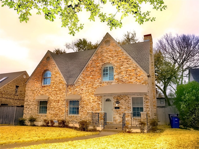 view of front facade featuring a lawn