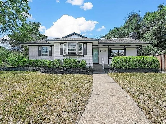 view of front of property with a front yard