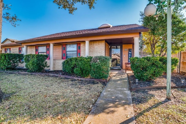 ranch-style house featuring a front lawn