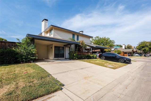 view of front of house featuring a front lawn and a carport