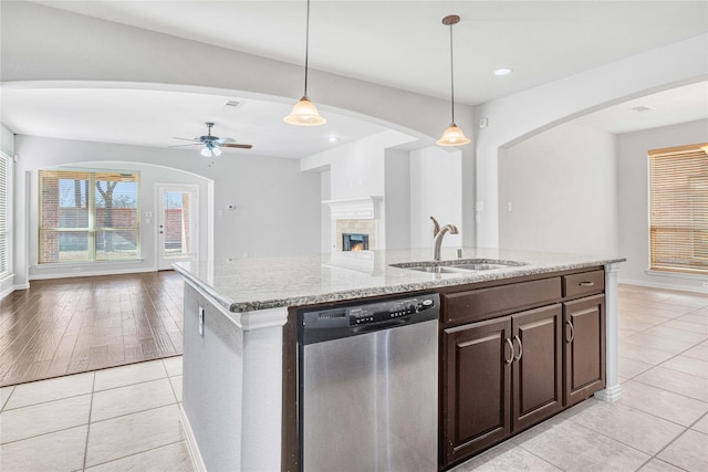 kitchen with sink, decorative light fixtures, an island with sink, and dishwasher