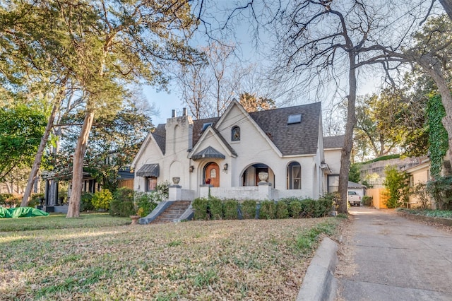 view of front of home featuring a front yard