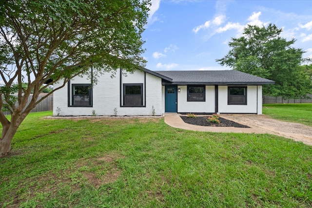 ranch-style home featuring a front lawn