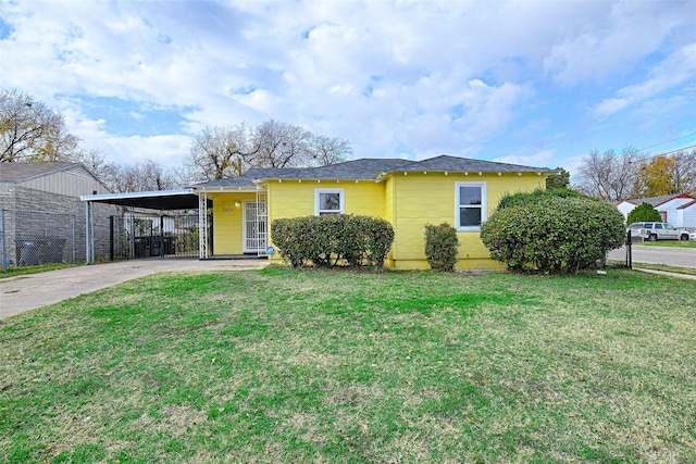 view of front of property featuring a carport and a front lawn