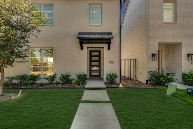 view of front of house featuring a front yard