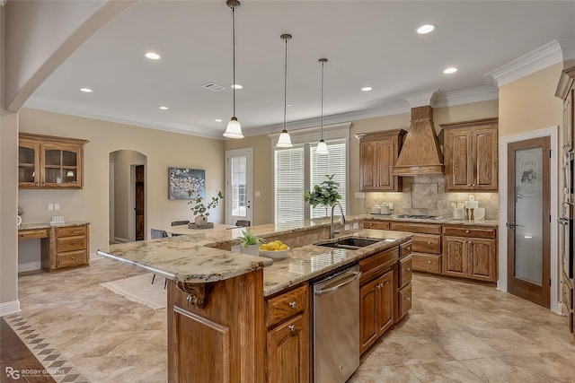 kitchen with pendant lighting, sink, stainless steel appliances, a spacious island, and custom exhaust hood