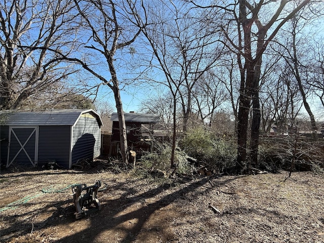 view of yard featuring a storage shed and an outdoor structure