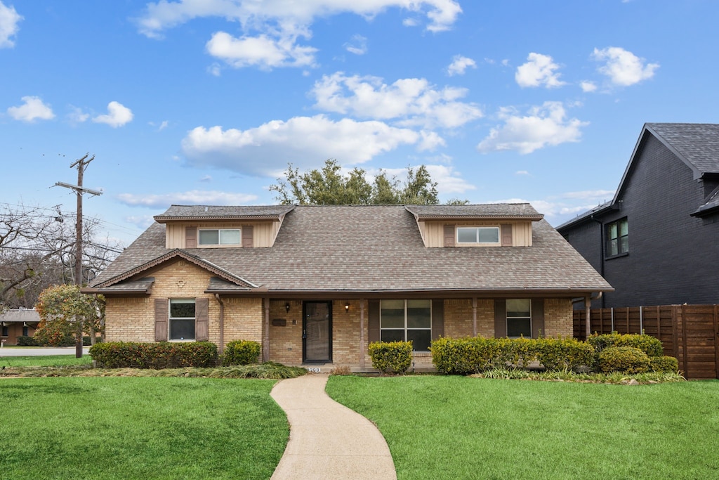 view of front of house with a front lawn