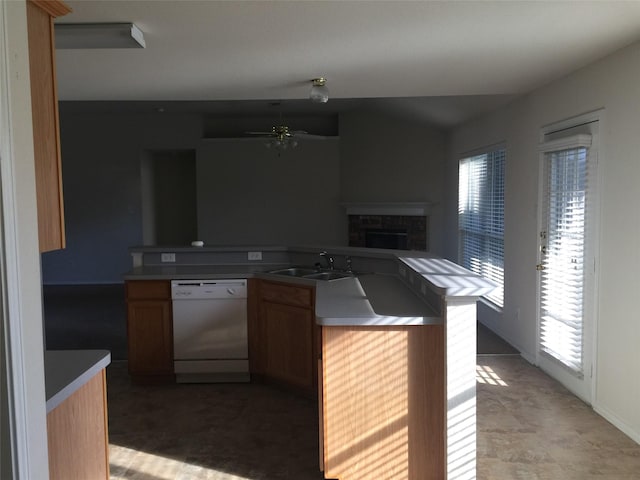 kitchen with sink, kitchen peninsula, dishwasher, and ceiling fan