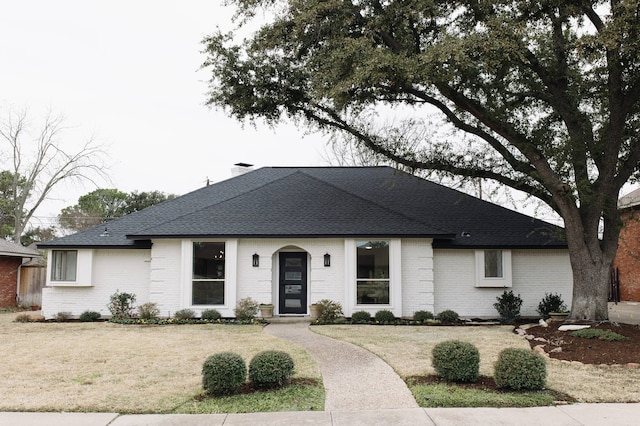 single story home with a front yard