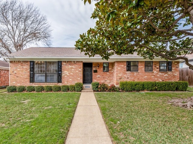 ranch-style house featuring a front lawn