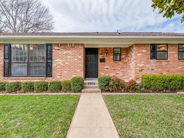 single story home featuring a front yard