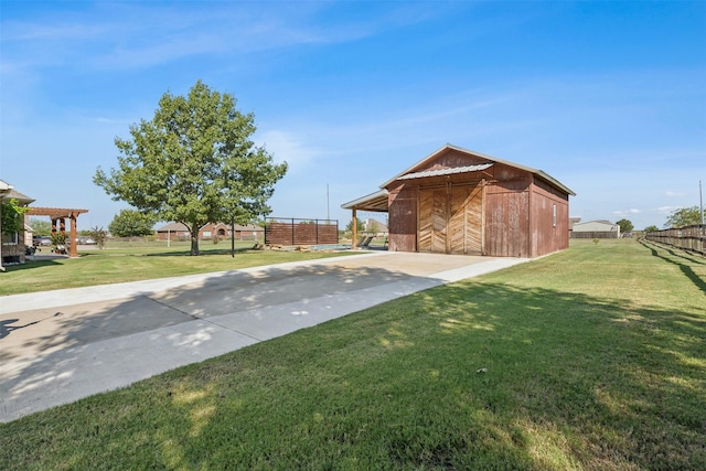 view of yard featuring an outbuilding