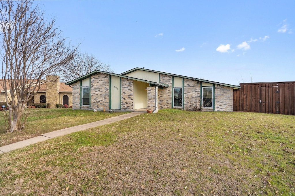 ranch-style home with a front yard