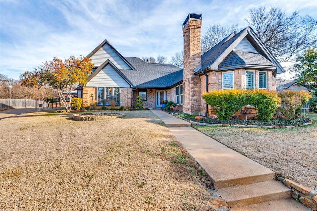 view of front facade featuring a front lawn