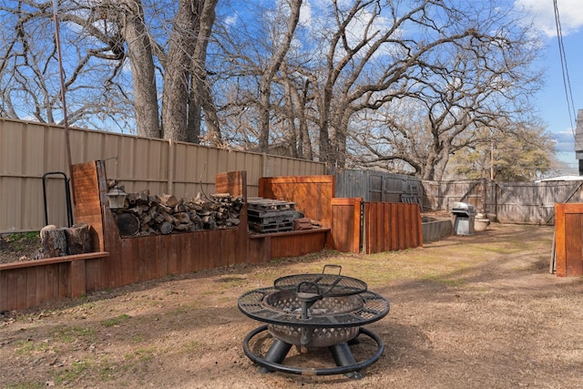 view of yard featuring a fire pit