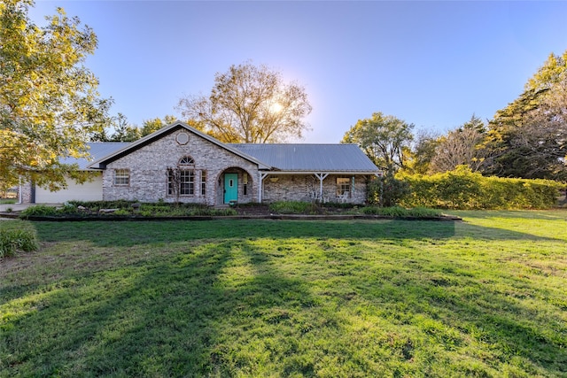 single story home featuring a front lawn